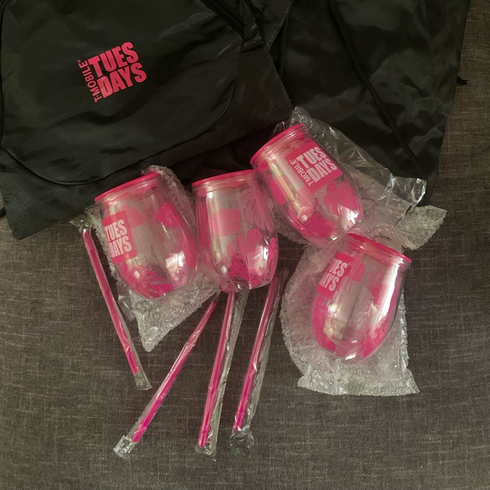 NWT T-MOBILE Bundle - 4 tumblers and 3 cinch bags